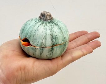 pumpkin pot, pumpkin, mustard pot, pumpkin, small pot, porcelain pumpkin, Halloween, thanksgiving, pumpkin pie, salt pig with spoon,