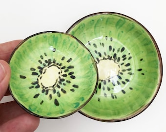 Kiwi, kiwi's, kiwi's, kiwikom, dipkom, sojasauskom, groene kom, kleine kom, kiwikunst, kleine dipkom, kom olijvenpit, groenten