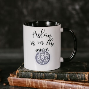 Caneca de café CS Lewis - Aslan está em movimento