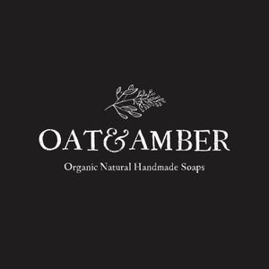 Op de afbeelding: Een zwart-wit logo voor een bedrijf genaamd "Oat & Amber" dat biologische, natuurlijke, handgemaakte zeep maakt. Het logo bevat een gestileerde tak met bladeren.