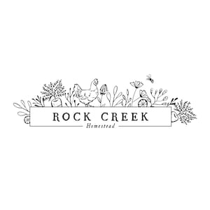Op de afbeelding: Zwart-witte lijntekening van een kip, bloemen en een bij met een banner met de tekst "Rock Creek Homestead".