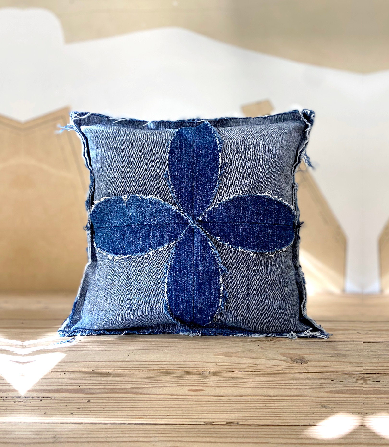 Drop #2 | Coussin One Fleur en Jean Upcyclé
