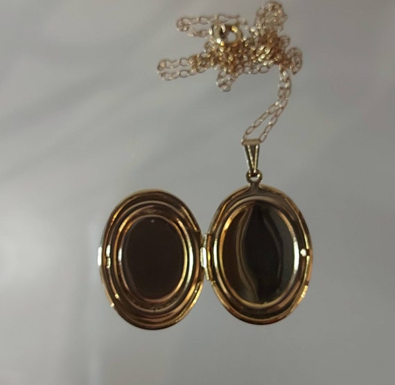 Gorgeous Gold Plated Photo Locket, Porcelain with… - image 3