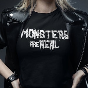 モンスターは本物、ホラー、タイポグラフィ、Tシャツ、ソフトコットン、ブラック、ユニセックス、邪悪、恐怖、映画好き、Tシャツ、ダークユーモア、面白い、トレンディ、トップス、かわいい