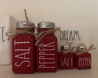 Rae Dunn inspiró la granja roja del Día de San Valentín Saleros y pimenteros con mini set gratis