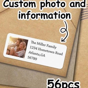 Puede incluir: Etiqueta personalizada con una foto de una pareja, el texto "Custom photo and information" y la dirección "The Miller Family, 1234 Hometown Road, Atlanta, GA 56789." La etiqueta está en un sobre marrón. La imagen también muestra "56pcs."