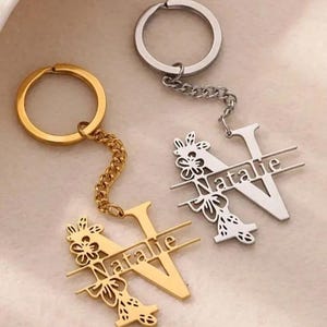 Llavero personalizado con letra y nombre. Tono plateado o dorado. Monograma personalizado.