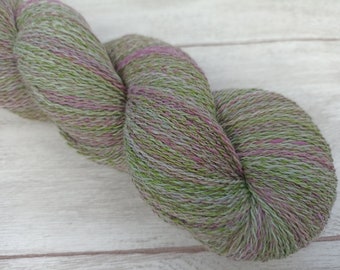 Handgesponnene Wolle STOCKROSE mit Merino, Glitzer in Fingering - 445m/107g