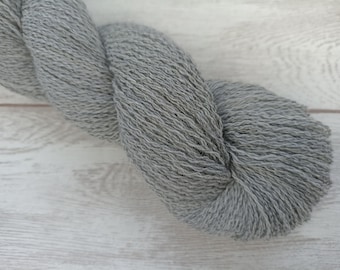 Handgesponnene Wolle MERINO GRAU MELIERT (1) in Fingering - 350m/95g