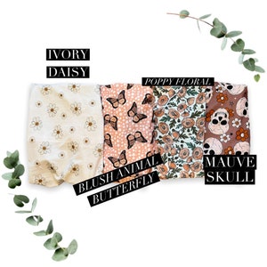 Peut inclure: Quatre &eacute;chantillons de tissu avec des motifs et des couleurs diff&eacute;rents. Les &eacute;chantillons sont &eacute;tiquet&eacute;s "Ivory Daisy", "Blush Animal Butterfly", "Poppy Floral" et "Mauve Skull".