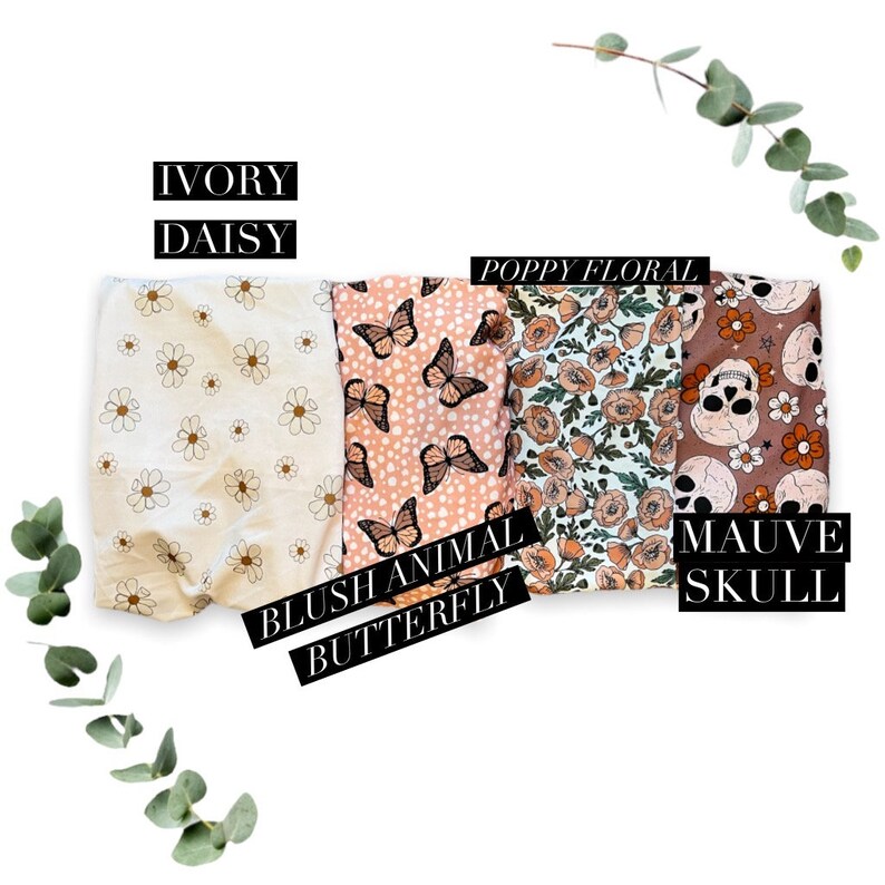 Peut inclure: Quatre &eacute;chantillons de tissu avec des motifs et des couleurs diff&eacute;rents. Les &eacute;chantillons sont &eacute;tiquet&eacute;s "Ivory Daisy", "Blush Animal Butterfly", "Poppy Floral" et "Mauve Skull".