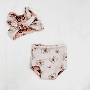 Peut inclure: Un maillot de bain deux pi&egrave;ces pour enfant. Le haut est de style halter avec un imprim&eacute; papillon et pois. Le bas est de style taille haute avec un imprim&eacute; marguerite.