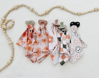 Colección Primavera 2024: mantas para chupetes, chupetes para bebé, mantas, peluches, regalos para baby shower
