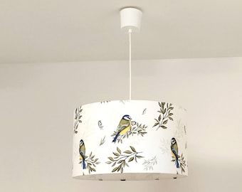 Abażur - lampa wisząca z motywem ptaków - wzór sikorki, romantyczny i wyrafinowany wystrój, pomysł na prezent świąteczny lub urodzinowy
