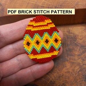 Puede incluir: Un patrón de huevo de cuentas rojas, amarillas, verdes y negras para punto de ladrillo. El patrón es para una descarga PDF.