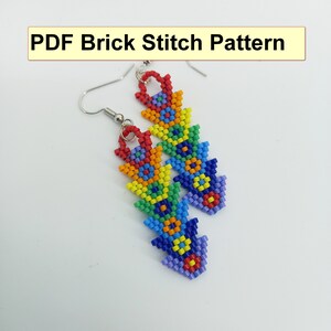 Może przedstawiać: Kolczyki z koralików w kolorze tęczy z srebrnymi haczykami. Kolczyki są wykonane z małych koralików w ściegu ceglanym.  PDF Brick Stitch Pattern.