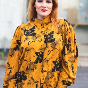 Retro Abstract Printed Shirt with Pleated Shoulders and High Rise Collar image 10