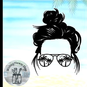Peut inclure: Silhouette noire d'une personne avec une coiffure en chignon désordonné, portant des lunettes de soleil avec un reflet de palmier. Le fond montre une scène de plage. Un logo circulaire avec le texte "Wishing Flower Shop" est en bas à gauche.
