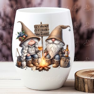CAMPING GNOME SUBLIMATION paquete de gnomos de 5 alta definición 300png, transparente con signos en blanco para que puedas agregar tu propio texto