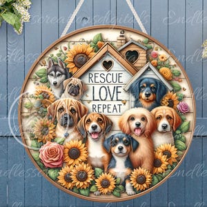 Könnte beinhalten: Ein rundes Holzschild mit einem Kranz aus Sonnenblumen und anderen Blumen, der eine Gruppe von Hunden umgibt. Das Schild sagt "Rescue Love Repeat" in der Mitte.