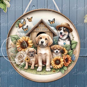 Könnte beinhalten: Ein rundes Holzschild mit einer gemalten Szene von drei Hunden, einer Hundehütte, Sonnenblumen, Schmetterlingen und dem Text "Rescue Love & Repeat".