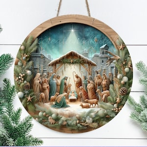 Puede incluir: Un letrero redondo de madera con una escena de la Natividad de Navidad. La escena representa al niño Jesús en un pesebre, rodeado de María, José y los tres reyes magos. El letrero está decorado con una guirnalda verde y bayas blancas.