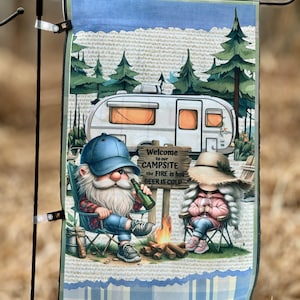 GNOMOS DE CAMPING SUBLIMACIÓN, Bandera de Jardín 12x18 300 dpi para sublimación alta resolución