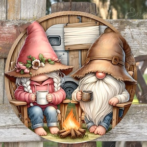 GNOMOS DE CAMPING SUBLIMACIÓN colgador de puerta para bebedores de café, letrero de corona png, para sublimación de alta resolución