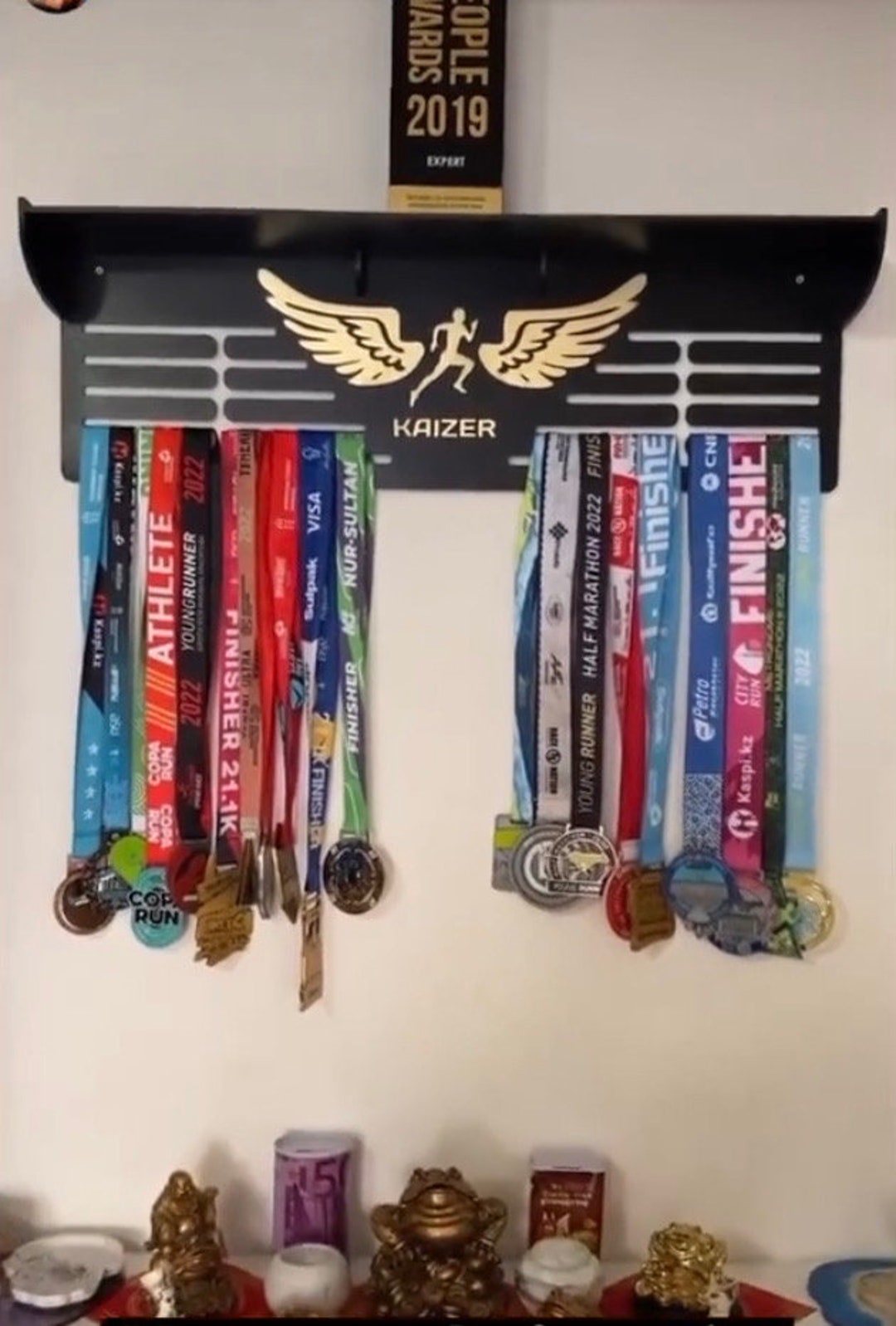 Персонализированный держатель вешалки для медалей на полке Трофея - Etsy
