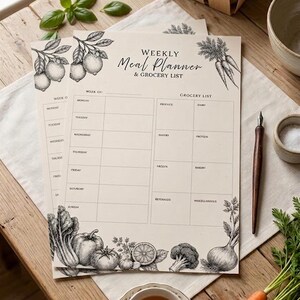 Peut inclure: Une feuille de papier beige pour la planification des repas hebdomadaires et la liste de courses, ornée d'illustrations botaniques à l'encre noire de citrons, carottes et légumes. Le modèle inclut un planning du lundi au dimanche et des sections.