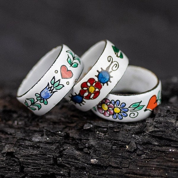 Vintage Enamel Ring  1970s - handpainted -  white & colorful