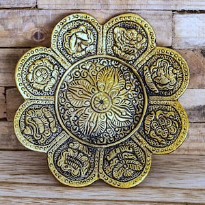 Rond wierookbordje met 8 boeddhistische gelukssymbolen - goudkleurig - Metaal - Wierookhouder - 12 cm