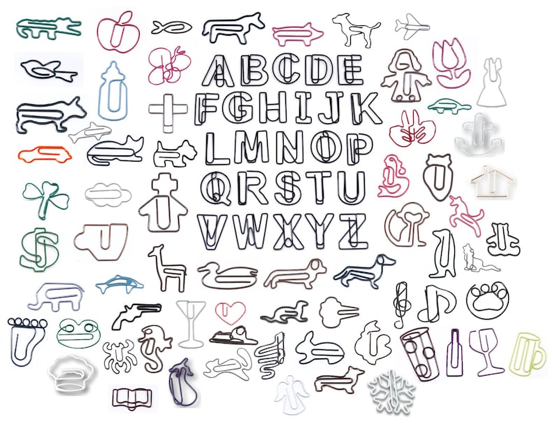 K&ouml;nnte beinhalten: Eine Sammlung bunter B&uuml;roklammern, die in verschiedene Formen geformt sind, darunter Buchstaben des Alphabets, Tiere und andere Designs. Die B&uuml;roklammern sind aus Metall und etwa 2,5 cm lang.