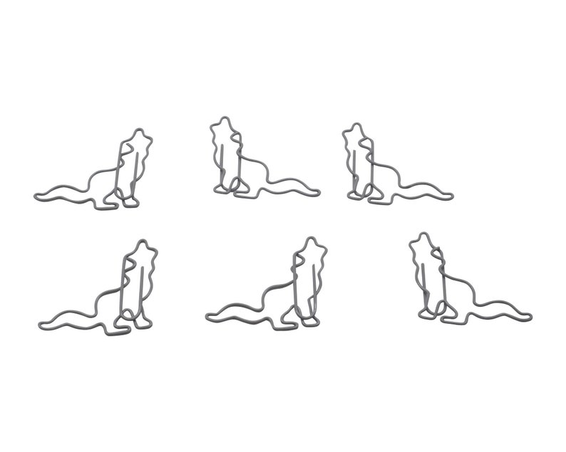 Puede incluir: Seis clips de papel de alambre plateado con forma de gato. Los gatos est&aacute;n sentados con la cola enroscada alrededor de sus cuerpos.