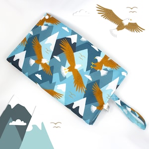 Eagle cambiador de bebé montañas, bolso de viaje portátil para pañales, cambiador impermeable, verzorgingsmatje - diseño de Heleen van den Thillart