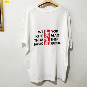 Camiseta vintage Levi's dos anos 90 com a frase "We Keep Them Basic You Make Them Special" (Nós as mantemos básicas, você as torna especiais) - Tamanho XL