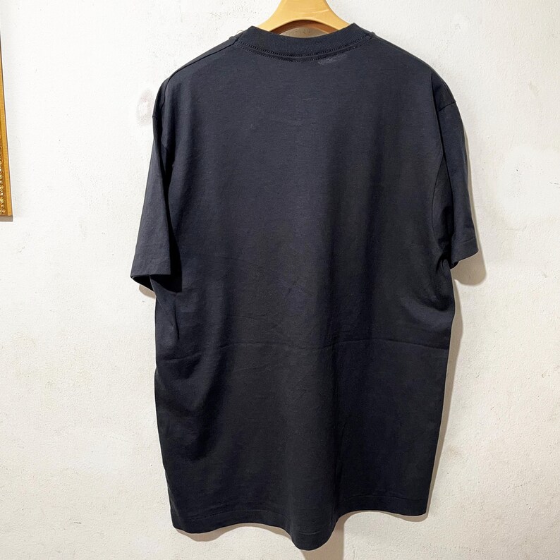 以下が含まれることがあります： クルーネックの黒の半袖Tシャツ