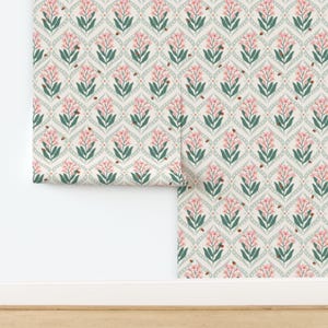 Pode incluir: Papel de parede floral com um padr&atilde;o repetitivo de flores cor-de-rosa, folhas verdes e pequenos insetos castanhos sobre um fundo bege claro. O desenho est&aacute; definido dentro de um padr&atilde;o de treli&ccedil;a em forma de diamante com um contorno verde suave. Um rolo de papel de parede &eacute; vis&iacute;vel.