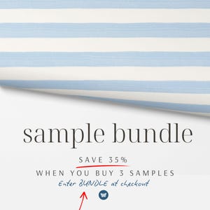 Pode incluir: Um pacote de amostras com um padr&atilde;o de listras azuis e brancas. O texto "sample bundle" &eacute; exibido em uma fonte elegante. O texto adicional indica uma economia de 35% na compra de 3 amostras.