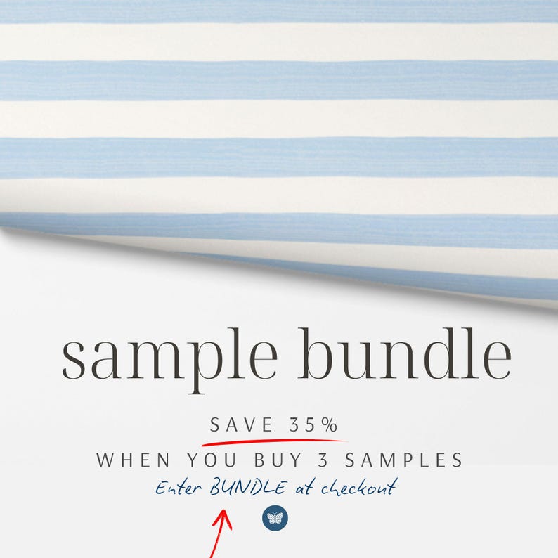 Pode incluir: Um pacote de amostras com um padr&atilde;o de listras azuis e brancas. O texto "sample bundle" &eacute; exibido em uma fonte elegante. O texto adicional indica uma economia de 35% na compra de 3 amostras.