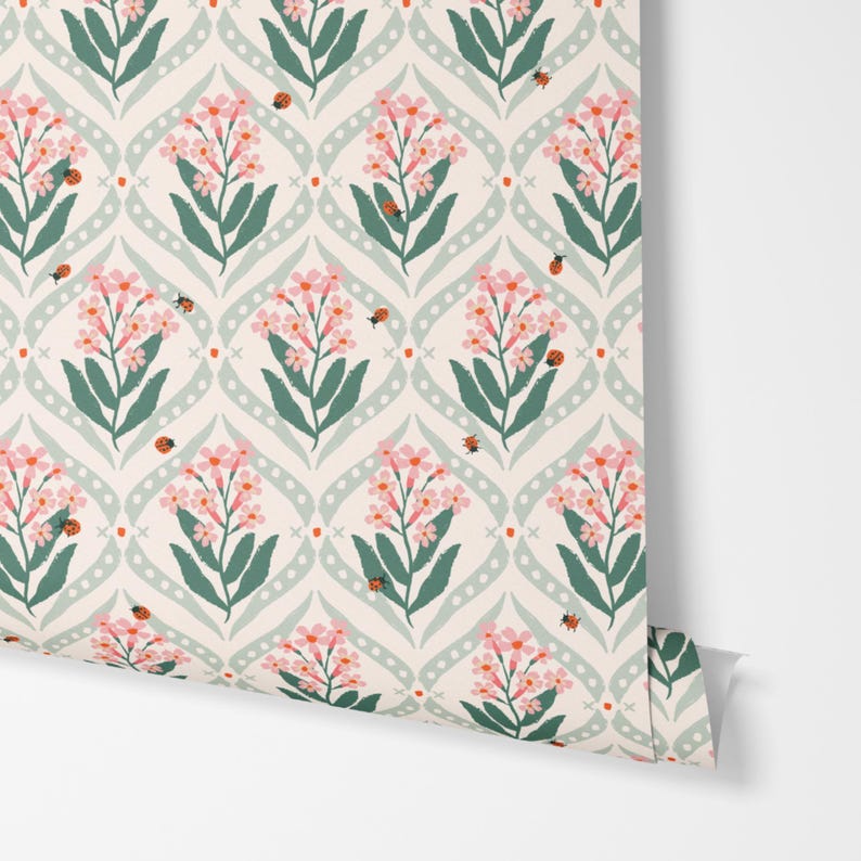 Pode incluir: Papel de parede floral com um padr&atilde;o repetitivo de flores cor-de-rosa, folhas verdes e pequenas joaninhas vermelhas sobre um fundo creme. O design apresenta um padr&atilde;o de treli&ccedil;a claro, verde, pontilhado e curvo.