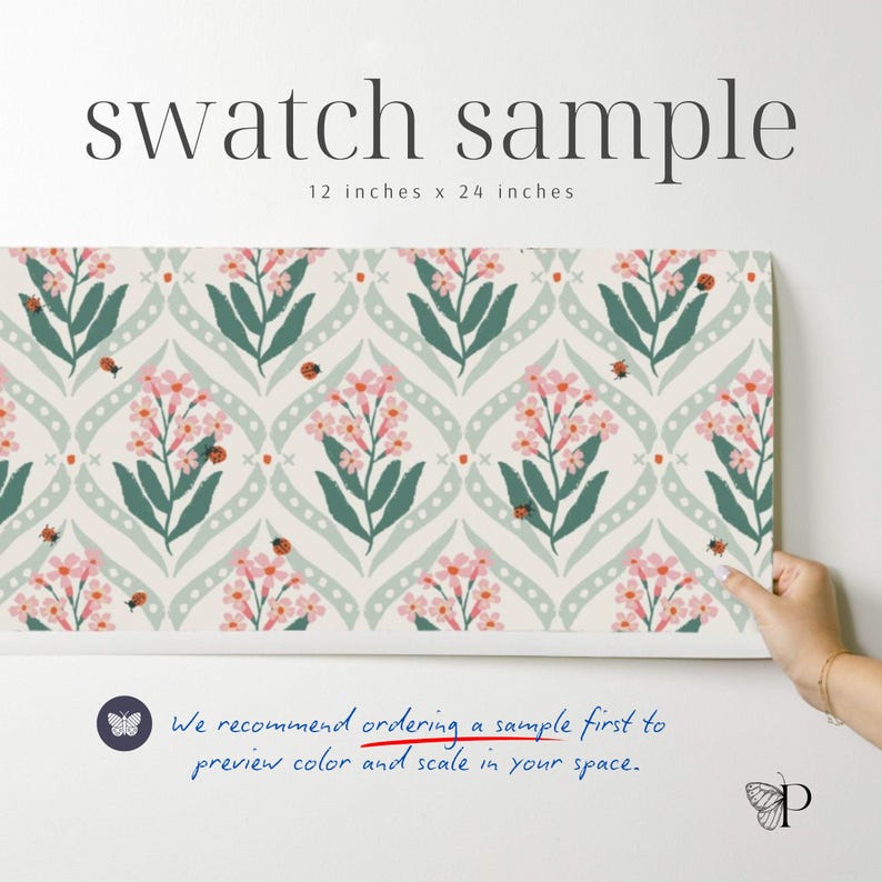 Pode incluir: Uma amostra de padr&atilde;o floral, 30.5 cm x 61 cm, com um design repetido de flores cor-de-rosa, folhas verdes e joaninhas sobre um fundo claro. O texto "swatch sample" est&aacute; no topo. O texto "We recommend ordering a sample first to preview color and scale in your space" est&aacute; na parte inferior.
