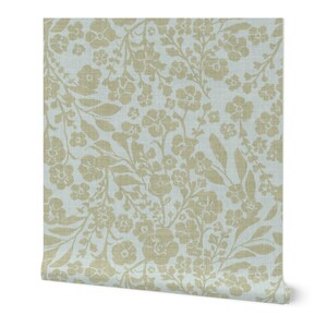 K&ouml;nnte beinhalten: Eine hellblaue Tapete mit einem sich wiederholenden Muster aus beigen floralen Zweigen und Bl&auml;ttern.