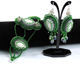 Green rainforest Set - Green Earrings - White Bracelet - Wearable art Jewelry - Beaded set - White turquoise Earrings - Lace Bracelet