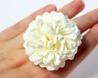 Big white flower ring / Ivory / flower ring / mother daughter gift ideas / summer jewelry / adjustable ring / size 6 ring / flower girl A1