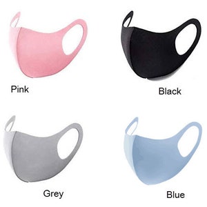 Puede incluir: Cuatro mascarillas faciales reutilizables en diferentes colores: rosa, negro, gris y azul. Las mascarillas están hechas de un material suave y elástico y tienen una forma contorneada que se ajusta cómodamente sobre la nariz y la boca.