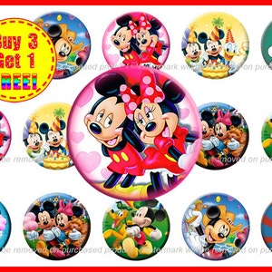 Peut inclure: Un ensemble de dix cercles en papier imprimés ronds de 2,5 pouces de diamètre représentant diverses images de Mickey Mouse et Minnie Mouse. Les images comprennent Mickey et Minnie Mouse ensemble, Mickey Mouse avec Pluto, Mickey Mouse avec Donald Duck et Mickey Mouse seul. Le texte "Buy 3 Get 1 FREE!" est imprimé sur un cercle jaune.