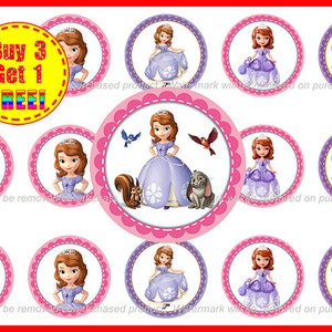 Może przedstawiać: Zestaw 12 okrągłych ozdób do babeczek z Sofią Pierwszą. Ozdoby są różowe z białymi falbankami i przedstawiają obrazy Sofii w jej fioletowej sukience z różnymi postaciami z serialu. Tekst "Sofia the First" i "Dawno, dawno temu była księżniczka" znajduje się na niektórych ozdobach.