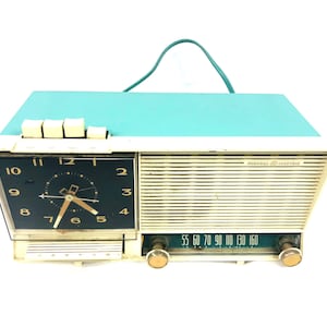 Vintage GE Aquamarine AM Tube Alarm Clock Radio 1960’s