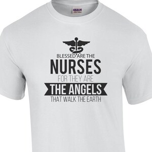 Gezegend zijn de verpleegsters, want zij zijn de engelen die de aarde - verpleegkundige Shirt lopen
